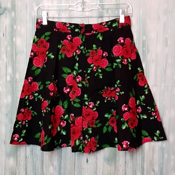 Hell Bunny floral circle skirt red & black medium - Picture 2 of 5